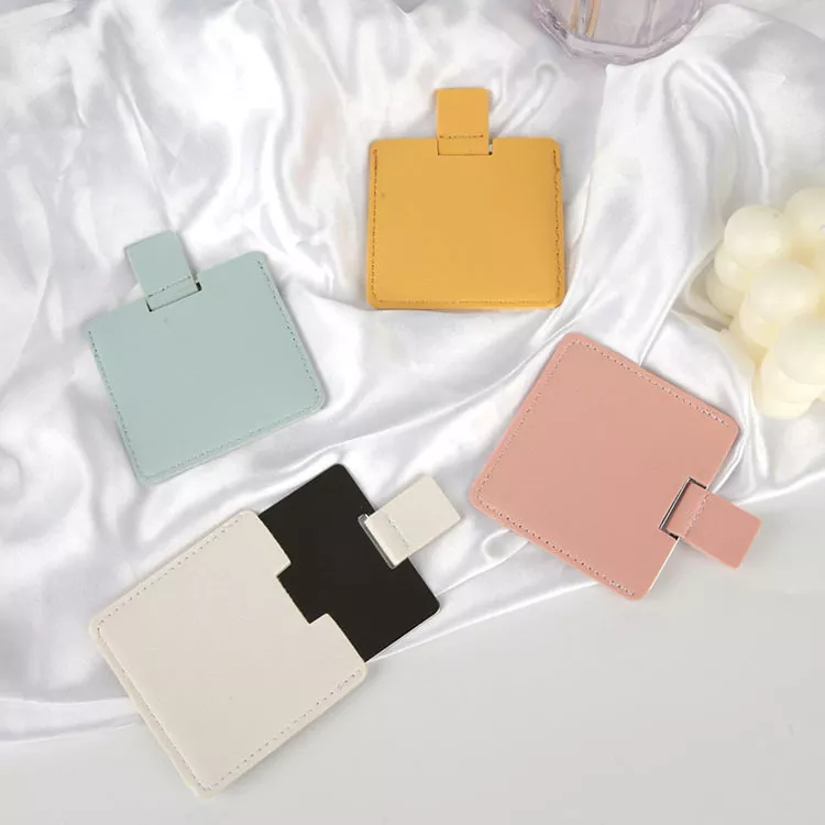 क्रेडिट-कार्ड आकाराचा पॉकेट मिरर